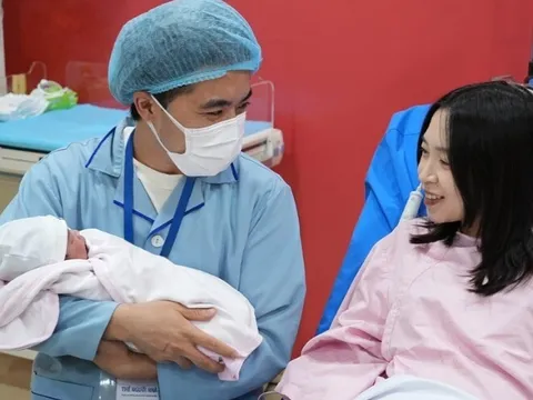 Con rể Xuân Hinh vừa đón bé đầu lòng liền thuê 2 người để giúp việc mẹ vợ, muốn bà xã an nhàn sau sinh