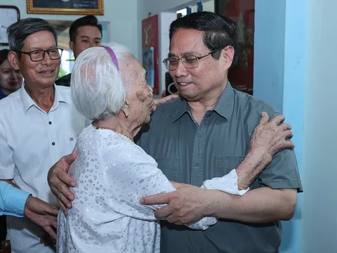 Thủ tướng thăm Mẹ Việt Nam anh hùng, dâng hương tại Thành cổ Quảng Trị và Nghĩa trang Đường 9