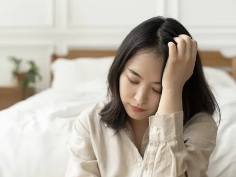 Mẹ chồng dẫn 10 khách về nhà bảo con dâu tiếp đón, con dâu cười tươi bưng mâm cơm lên, bà tái mặt