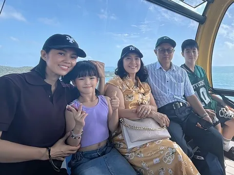 Lê Phương được chồng trẻ chi tiền cho đi du lịch, khoe con trai riêng như "khổng lồ" bên em gái nửa huyết thống
