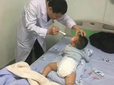 Bé 7 tháng tuổi bị liệt nửa người, mẹ suy sụp khi nghe bác sĩ nói nguyên nhân do thói quen của bà nội