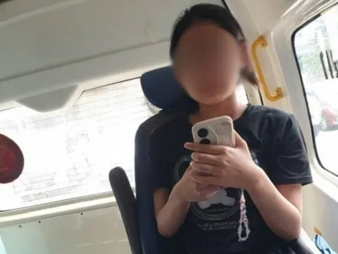 Con gái 14 tuổi yêu bạn trai 47 tuổi, bố mẹ tìm đến nhà người đàn ông, hàng xóm nói 1 câu mà lặng người