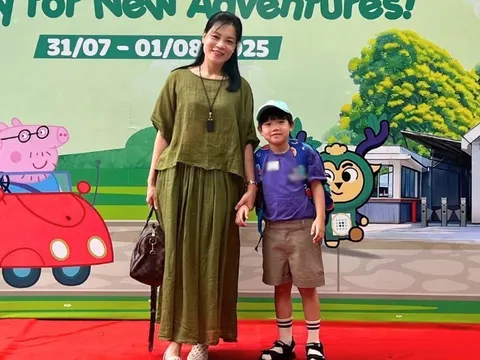 Con trai thứ 3 nhà NSND Xuân Bắc được mẹ dắt tay trong ngày đầu đi học, lên 7 tuổi ngoại hình rõ tuấn tú