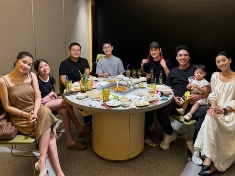 Huy Khánh đi ăn với vợ cũ nhưng chỉ để ý nụ cười của một cô gái, bồi hồi nhìn lại lúc nhỏ của quý tử 20 tuổi