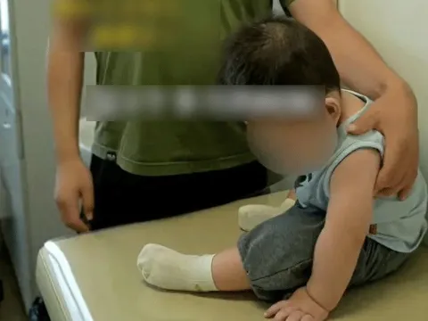 Con 1 tuổi bụ bẫm, đáng yêu nhưng chưa thể ngồi, bố mẹ đứng không vững khi nghe bác sĩ kết luận