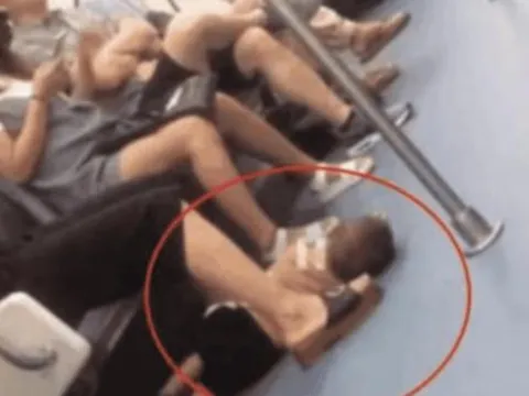 Mẹ để con trai 4 tuổi nằm trên sàn tàu điện, một hành khách bí mật gọi cảnh sát khi nhìn thấy bàn tay của đứa trẻ