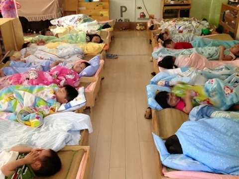 Sau giấc ngủ trưa ở trường mẫu giáo, người mẹ phát hiện mông con có nhiều vết bầm tím, biết lý do liền kiện hiệu trưởng