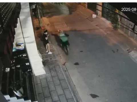 Vụ cô gái bị người đàn ông mặc áo xe ôm công nghệ cướp giật điện thoại ở Hà Nội: Clip dài 11 giây tiết lộ toàn bộ sự việc