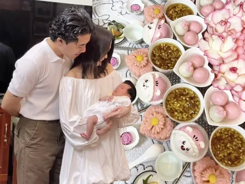 NSƯT Xuân Hinh mừng đầy tháng cháu ngoại trong cơ ngơi chục tỷ, khoe cảnh cùng ông bà sui gia bế bồng "cục vàng"