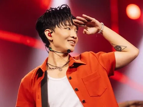 Hoàng Dũng hát nhảy liên tục 3,5 tiếng, trình diễn hơn 30 ca khúc trong concert "Xoay tròn"