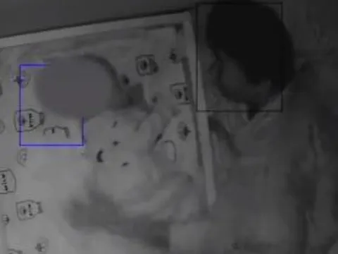 Mẹ phát hiện đoạn camera con 3 tháng tuổi bị bảo mẫu bạo hành, lời khai của kẻ thủ ác gây phẫn nộ