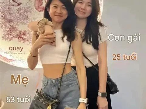 Người phụ nữ 53 tuổi khiến nhiều người không tin là mẹ của cô gái 25 tuổi, vén áo lộ bụng ai cũng "xin thua"