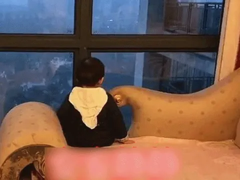 Con ngồi thẫn thờ bên cửa sổ rất lâu, mẹ lo lắng ra kiểm tra thì bật cười khi thấy cảnh tượng bên nhà hàng xóm