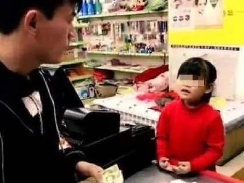 Camera cửa hàng tiện lợi ghi lại cảnh bé gái lén lút trộm đồ, nhân viên thấy thứ đứa trẻ cầm trên tay mà xót xa