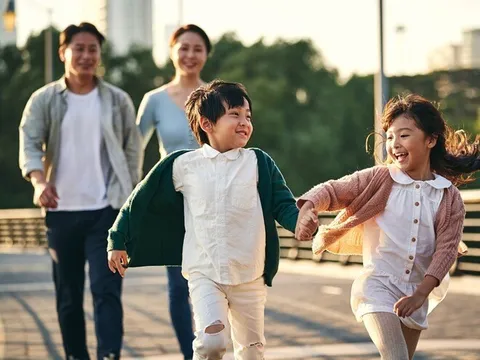 Giúp việc U60 10 năm chăm trẻ kiêm cụ già khó tính, lúc nghỉ việc được chủ nhà tặng một chiếc hộp, mở ra mà nghẹn ngào