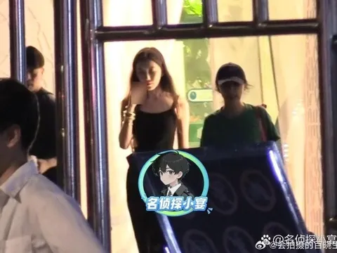 Con gái Lý Á Bằng thản nhiên hút thuốc nơi công cộng, mẹ kế đi bên cạnh không hề quan tâm