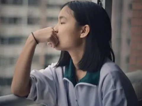 Con gái dậy thì đêm nào cũng thức rất khuya, mẹ lén nhìn qua khe cửa thì rụng rời chân tay