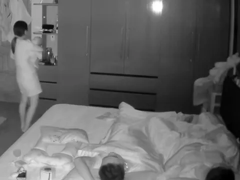 Camera ghi cảnh giữa đêm vợ chồng đang ngủ, mẹ chồng âm thầm làm một việc khiến con dâu phải đi kể khắp nơi