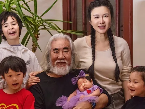 Đạo diễn 74 tuổi bị chỉ trích yêu con ruột hơn con riêng của vợ trẻ vì một hành động nơi công cộng