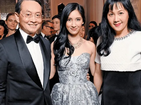 13 năm sống "nghèo khó", học trường công, mặc quần áo rẻ tiền, con gái vỡ òa khi biết thân phận thực sự của bố mẹ