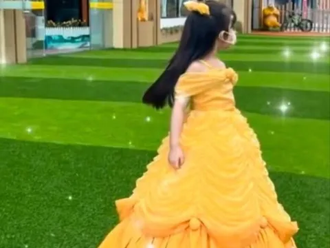 Bé gái mẫu giáo “gây sốt” cõi mạng khi diện đầm công chúa đến trường, phụ huynh tranh cãi xôn xao