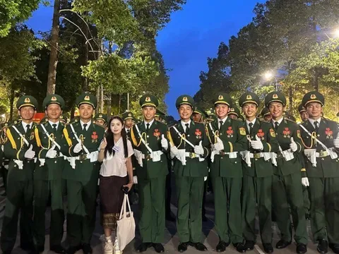 Nữ phóng viên người Lào đẹp như hoa hậu tác nghiệp diễu binh: Từ chối du học Mỹ, nhận học bổng Thạc sĩ tại Việt Nam