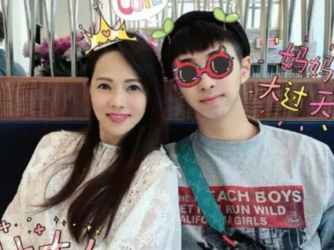 Con bị trêu chọc là kỳ quái vì tóc dài, mặc váy, trang điểm, mẹ U60 nói 1 câu cực hay