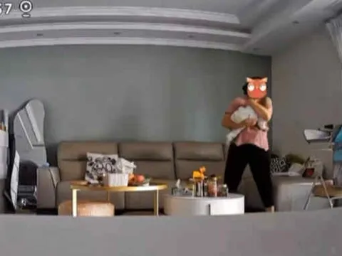 Mẹ bỉm đi làm bật camera giám sát ở nhà lên xem, thấy cảnh bảo mẫu chăm con sơ sinh mà ứa nước mắt