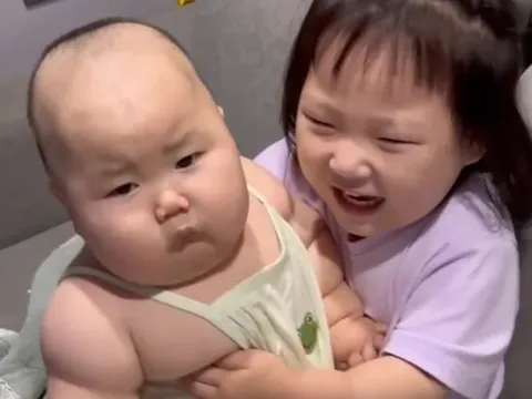 Bé 7 tháng nặng gần 14kg hot nhất MXH khiến mẹ bỉm ồ ạt xin vía, mẹ bé tiết lộ điều "không tưởng"