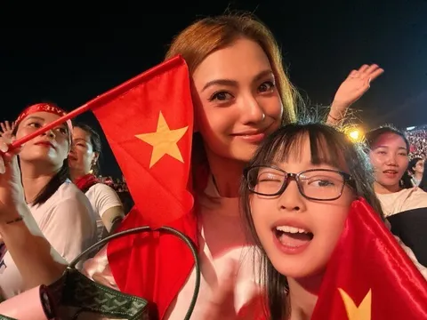 Con gái lả đi vì sốt cao, mẹ đơn thân Vbiz khóc nghẹn khi được hỗ trợ đi xe ưu tiên giữa biển người xem diễu binh