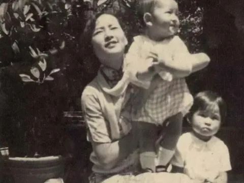 Bố mẹ là Giáo sư ĐH hàng đầu cả nước, con thi được 2 điểm, tra lại bài thi mới thấy đúng 1 dòng chữ gây sốc