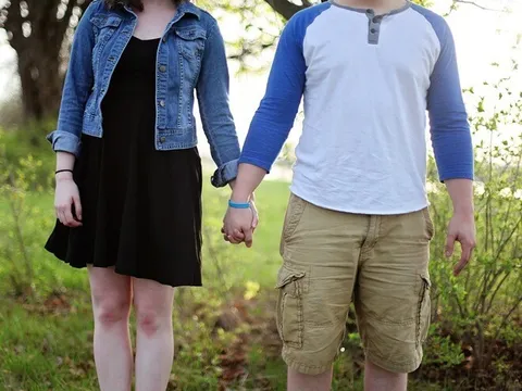 Con gái dậy thì yêu người đàn ông hơn 20 tuổi, tôi bàng hoàng khi tìm đến tận nhà bạn trai của con