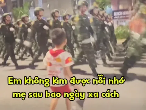 Xúc động khoảnh khắc em bé Hà Nội chạy theo mẹ đang hợp luyện diễu binh A80, người thân nói: "5 tháng rồi con chưa được gặp mẹ"