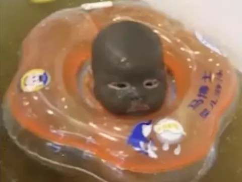 Tắm trong bể bơi, bé trai sơ sinh mặt biến sắc đen như than, lý do gây tranh cãi