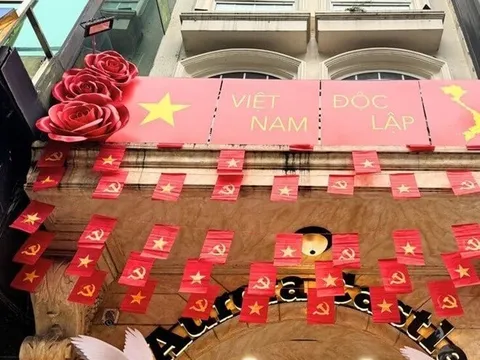 Ngôi nhà phủ kín cờ đỏ trên phố hot nhất Hà Nội dịp A80, hóa ra là của vợ chồng cầu thủ nổi tiếng Việt Nam