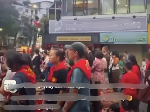 Đứng xem hợp luyện diễu binh A80, ai nấy chú ý tới hành động của người đàn ông trên ô cửa sổ tầng 2 căn nhà mặt phố