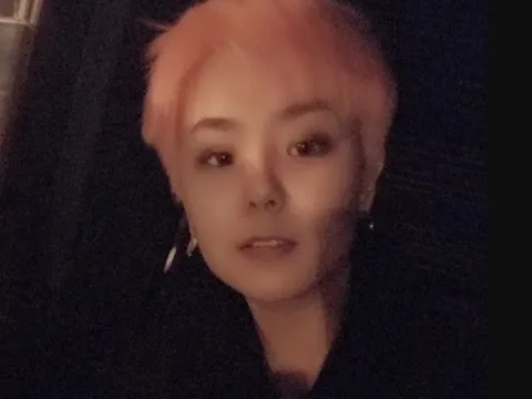 "Em bé khổng lồ 15 tuổi" dùng toàn hàng hiệu, tiêu 370 triệu đồng/tháng, cuộc sống quá khác sau 9 năm