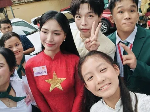 Bé gái "đọ sắc" 2 Hoa hậu Việt ở Lễ diễu binh, diễu hành 2/9: Cực giỏi, từng chung sân khấu MC Lại Văn Sâm, Hoài Anh