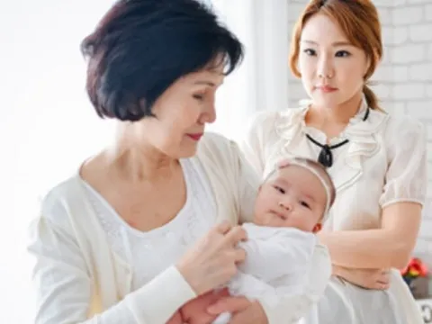 Thuê giúp việc 20 triệu/tháng, chị dâu tôi vẫn phải “dọn nhà, nấu ăn, chăm con, giặt quần áo” mà không dám đuổi việc