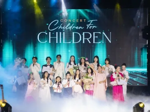 Con trai Hà Kiều Anh đệm đàn cho diva Hồng Nhung hát "Cho con"