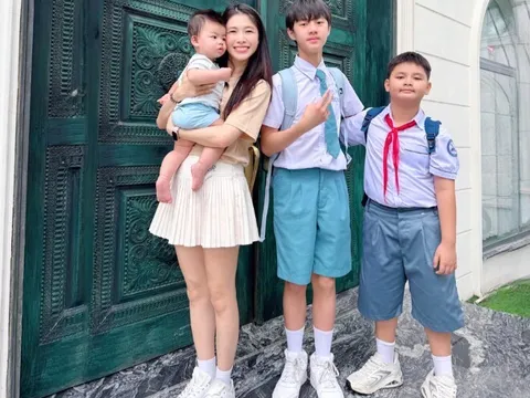 Con sao Việt tưng bừng khai giảng: Quý tử Đăng Khôi ở biệt thự vẫn học trường công, ái nữ Hồng Đăng được bố mẹ "tháp tùng"