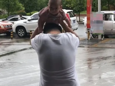 Bức ảnh chụp hành động bế con gái nhỏ đưa lên đầu gây xôn xao, ông bố bị dân mạng chỉ trích dữ dội