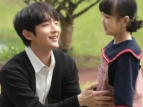 Đi công tác gửi con cho chồng cũ, cứ 8 giờ tối là thấy bé nằm trên giường, tôi lén về sớm kiểm tra thì mất ngủ