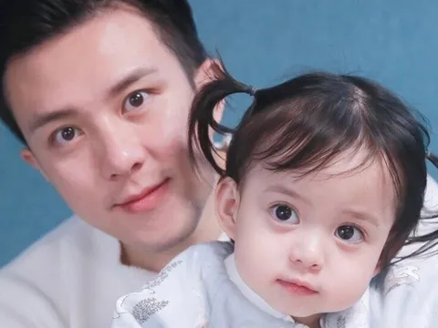 Bé gái mắt to, da trắng xinh như thiên thần, bố đứa trẻ lộ mặt khiến ai nấy tấm tắc: Mẹ bé thật may mắn!