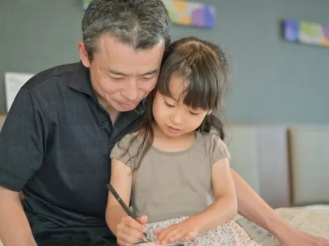 Con rể nhà hàng xóm cho con học trường quốc tế đắt đỏ, mẹ vợ khen nức nở, tôi im lặng làm một chuyện khiến bà vội xin lỗi