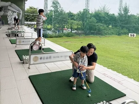 Cường Đô La cầm tay dạy 2 con trai chơi môn thể thao quý tộc, tự nhận bản thân "thèm" chiều cao của cậu cả Subeo