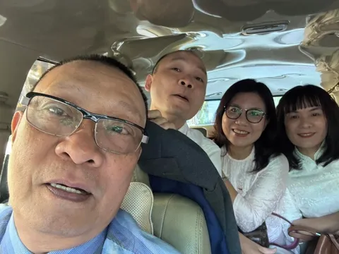Sao Việt 24h: Con trai nhà báo Lại Văn Sâm gọi bố là "anh yêu", Tùng Dương nhận xét "giống nhau y hệt"