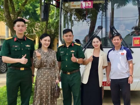 BTV Hoài Anh "bùng nổ nhan sắc" khi đứng cùng Thượng úy Lê Hoàng Hiệp, là mỹ nhân "thắng đậm" nhất mùa lễ A80