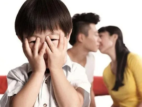 "Bố và mẹ chơi game lúc nửa đêm à?", câu trả lời của người mẹ quá hoàn hảo khiến chuyên gia giáo dục cũng phải khen