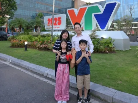 BTV VTV có bố là Giáo sư Toán học khoe gia đình đủ "nếp tẻ", 2 con gương mặt xán lạn hưởng gen bố mẹ